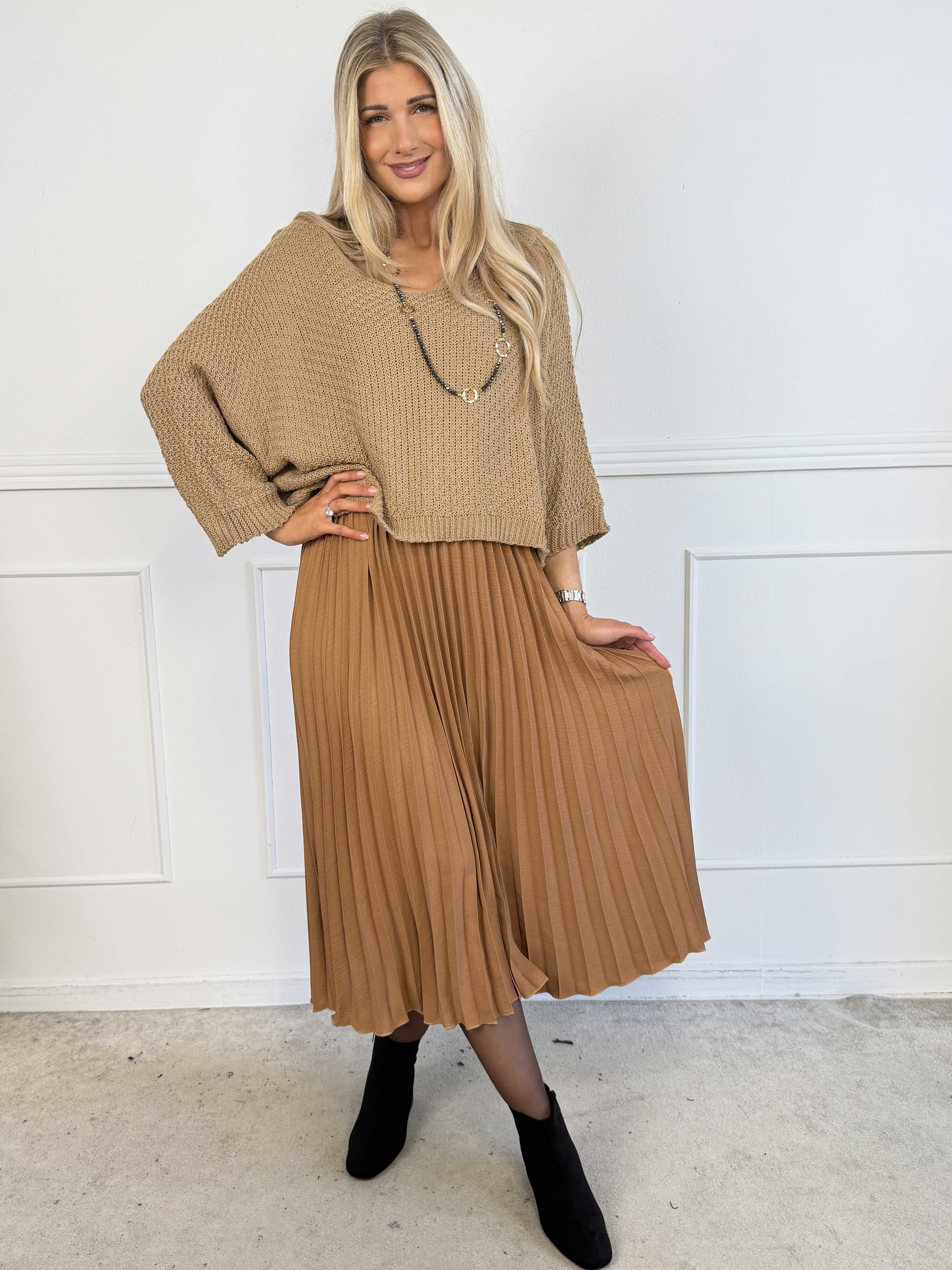 Nanna - Todelt plus size kjole i viskose med plisseret underdel og matchende strikbluse